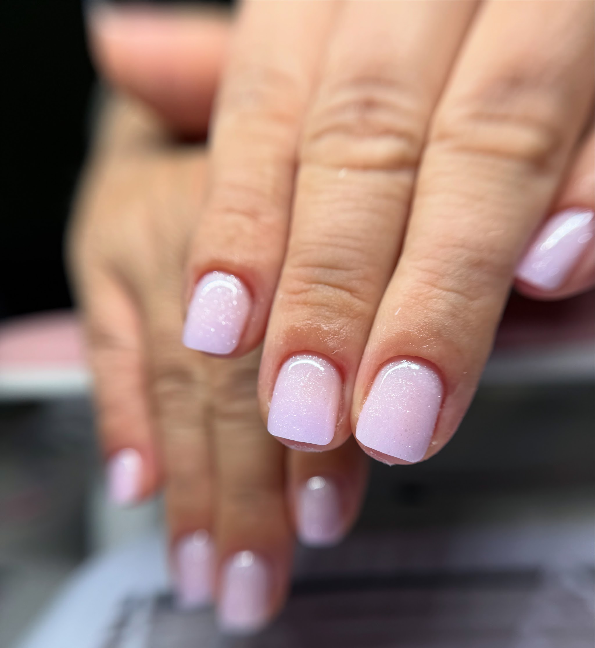Korte vierkante gelnagels in zacht lila-roze