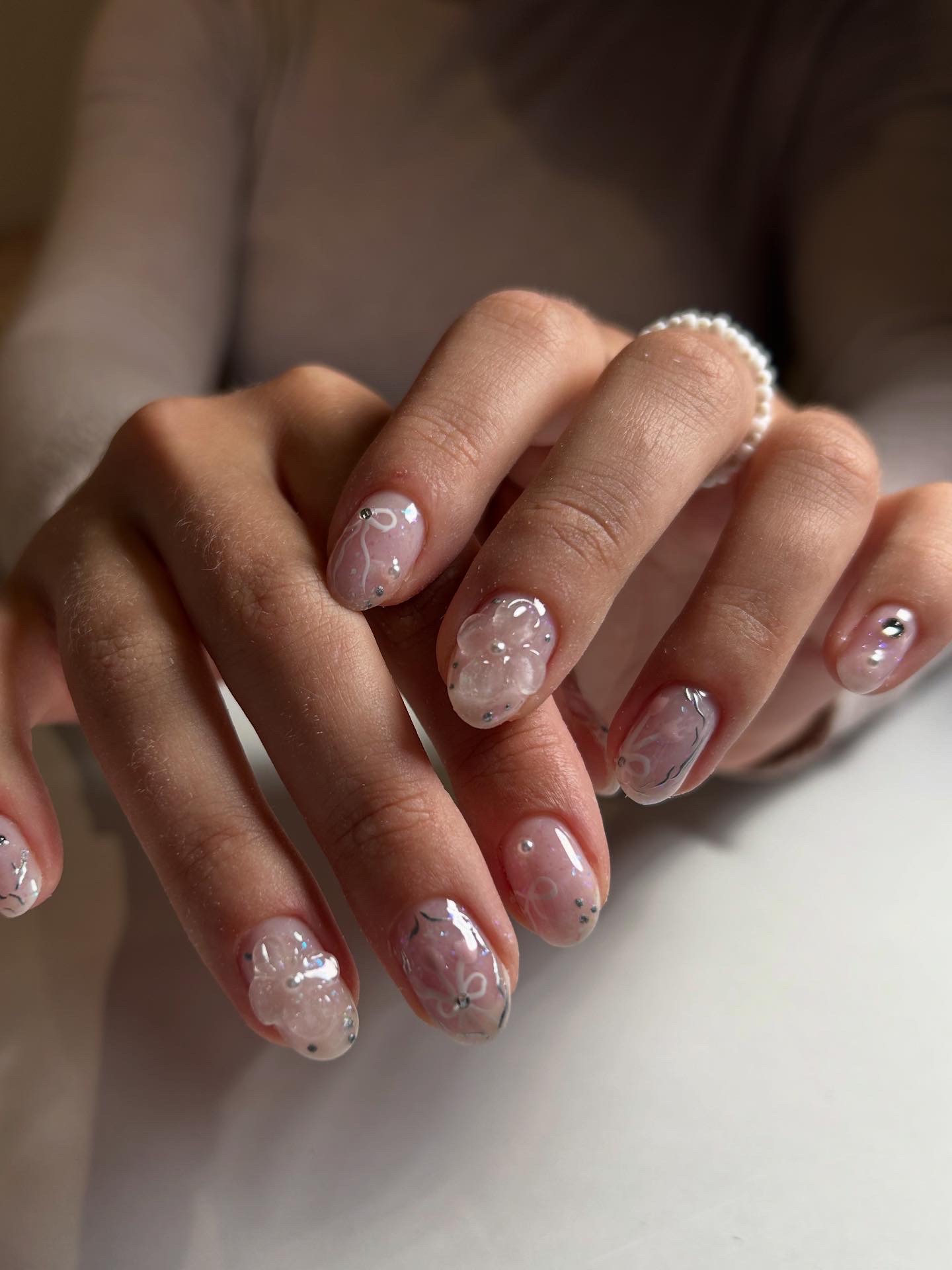 Korte nude nagels met ingesloten bloemblaadjes