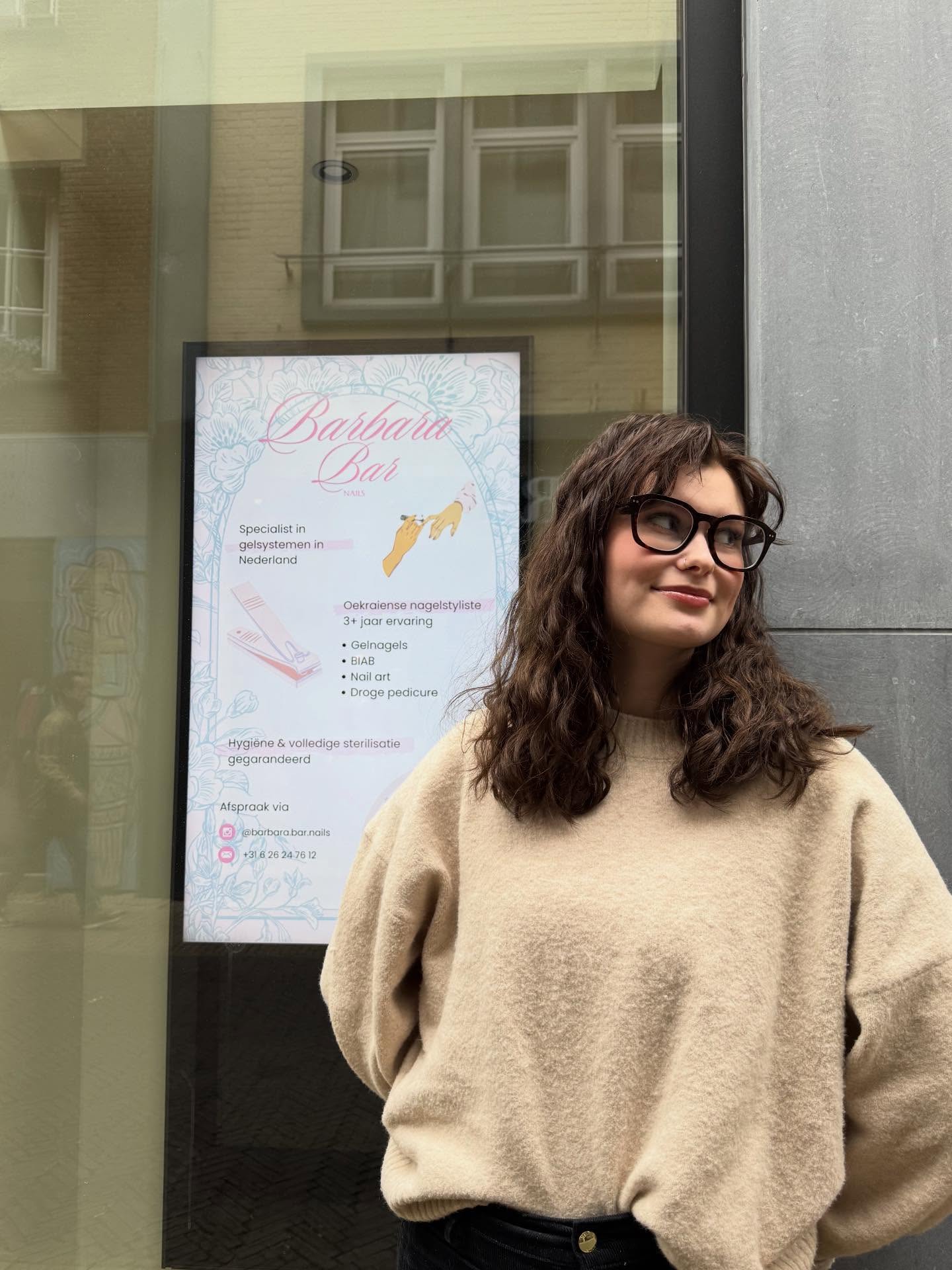 Barbara voor het raam van haar nagelstudio aan de Klaasstraat